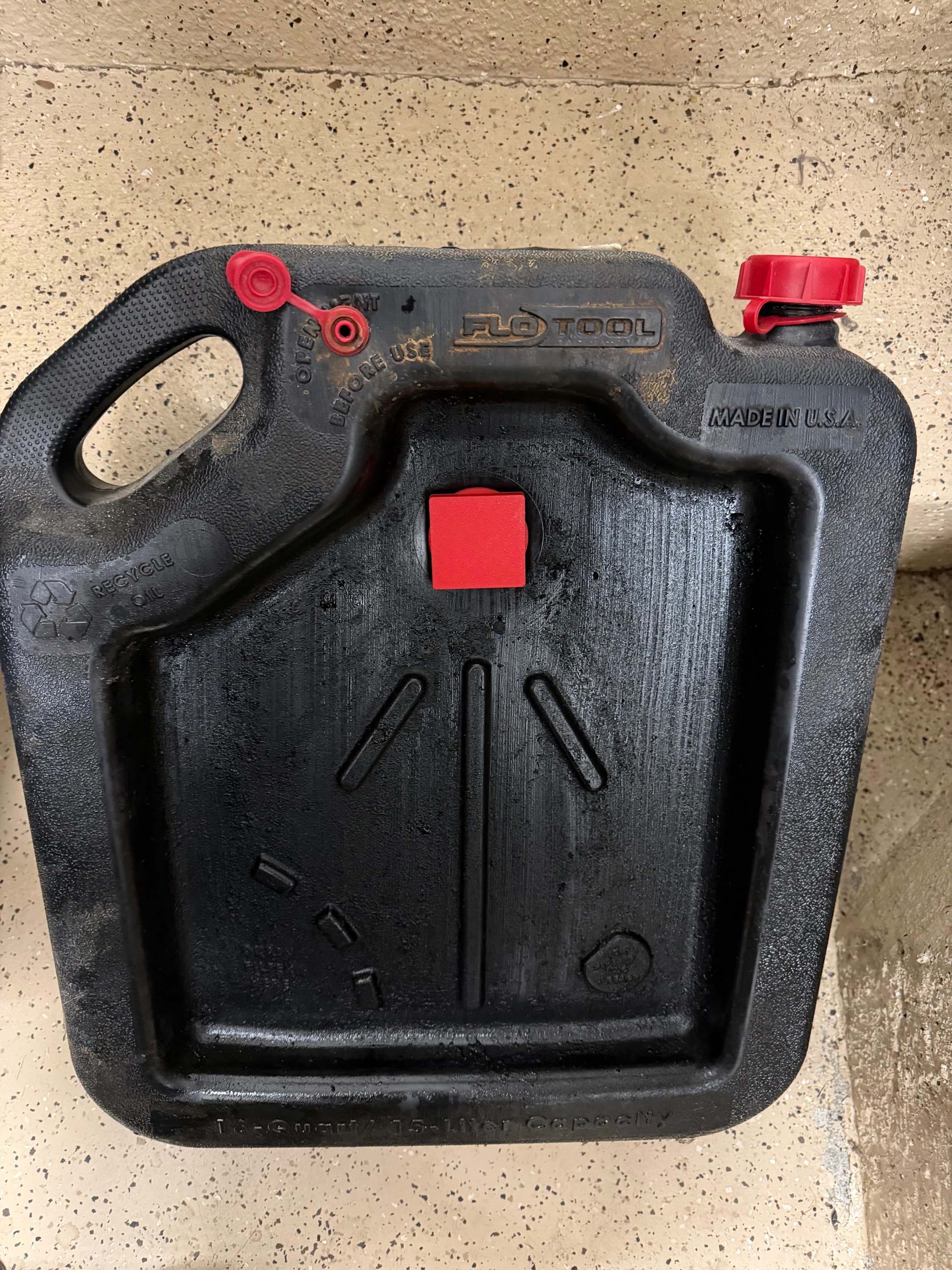 Oil drain pan plug for FloTool 16 Quart Container