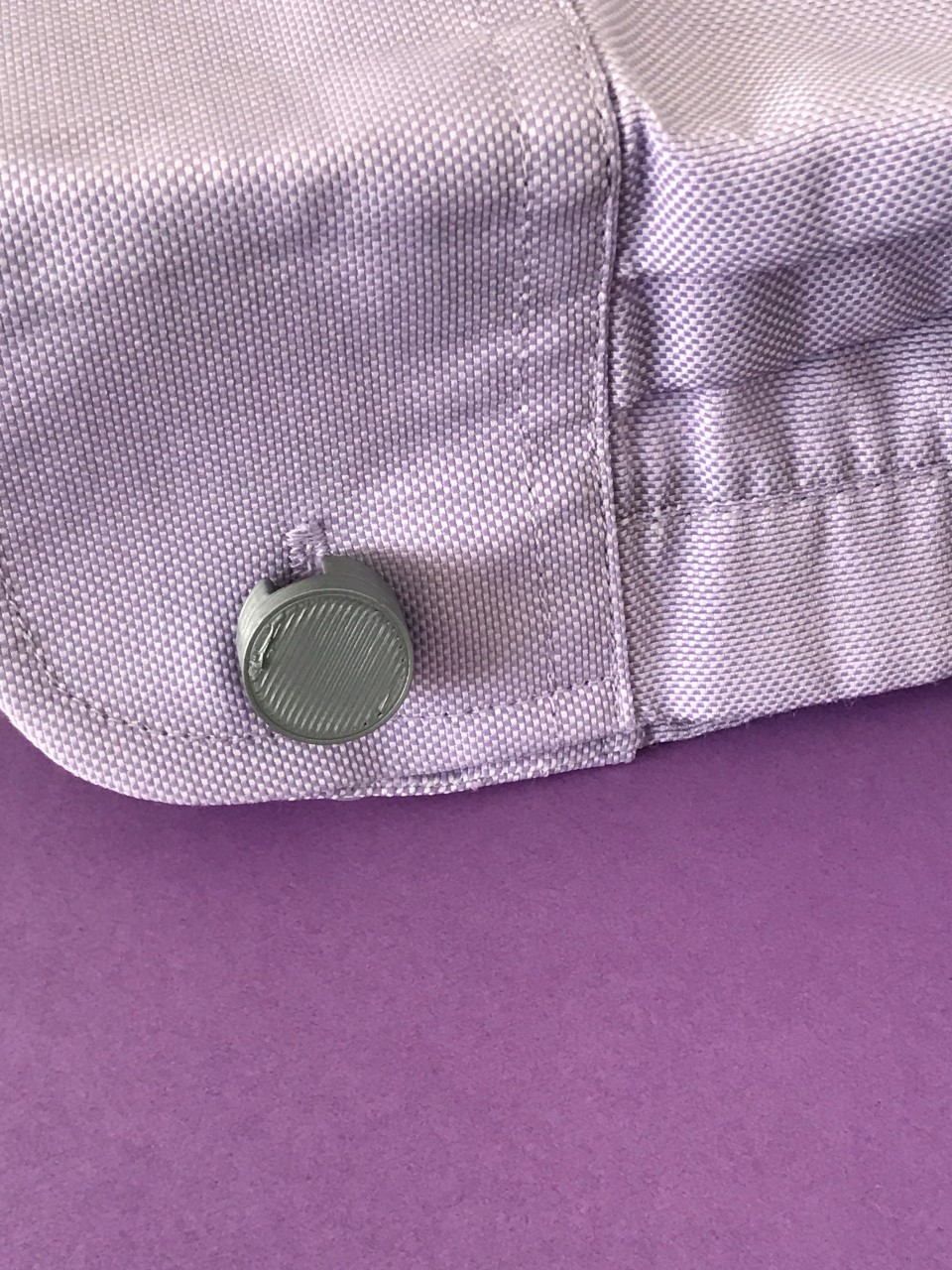Cufflink button with novel hinge - convert buttons to cufflinks (Boutons de manchette)