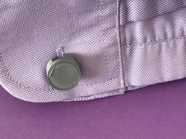 Cufflink button with novel hinge - convert buttons to cufflinks (Boutons de manchette)
