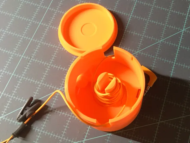 retracting cable box