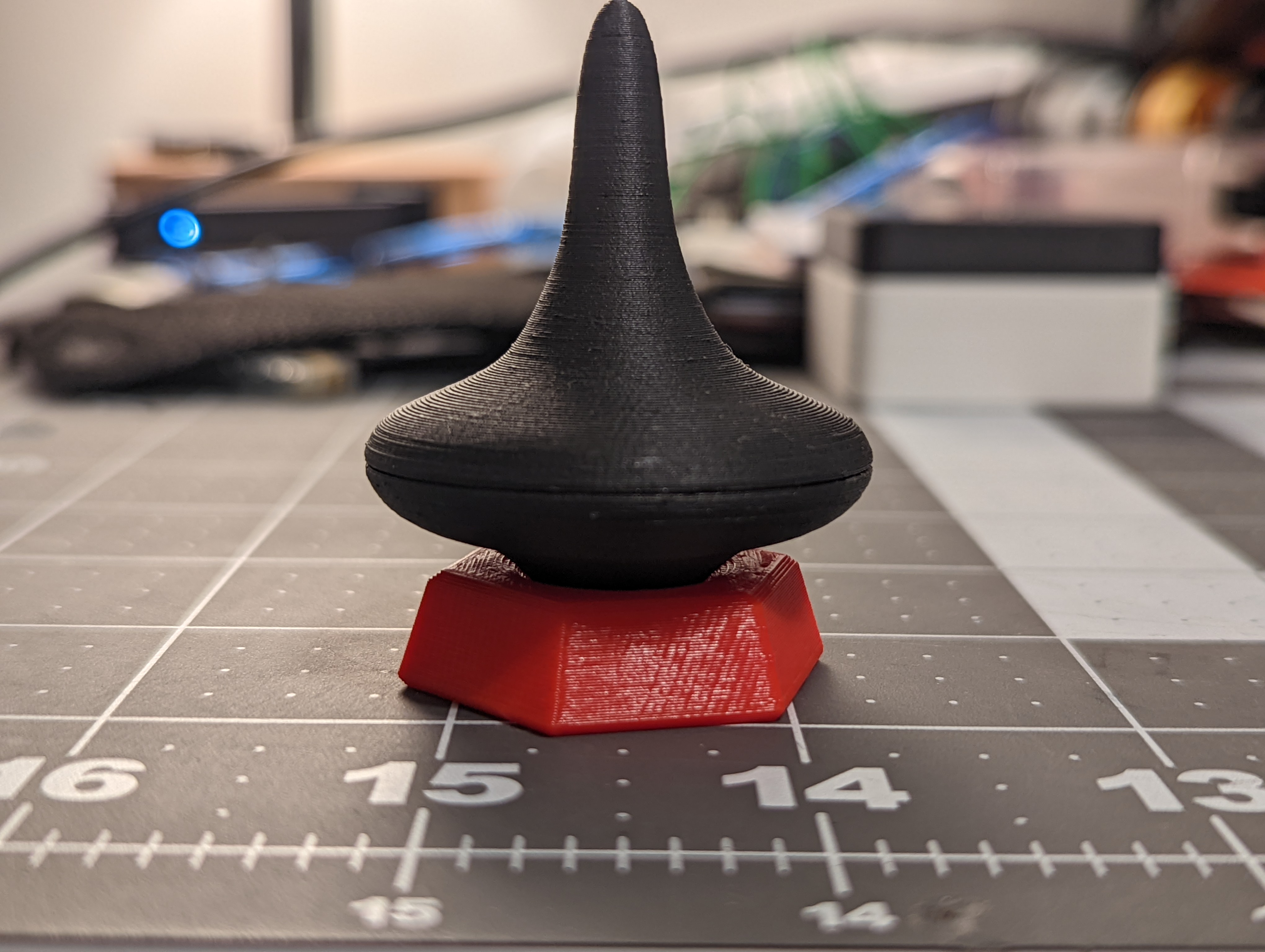 Miniatura 5 do modelo 3D Spinning Top and Stand