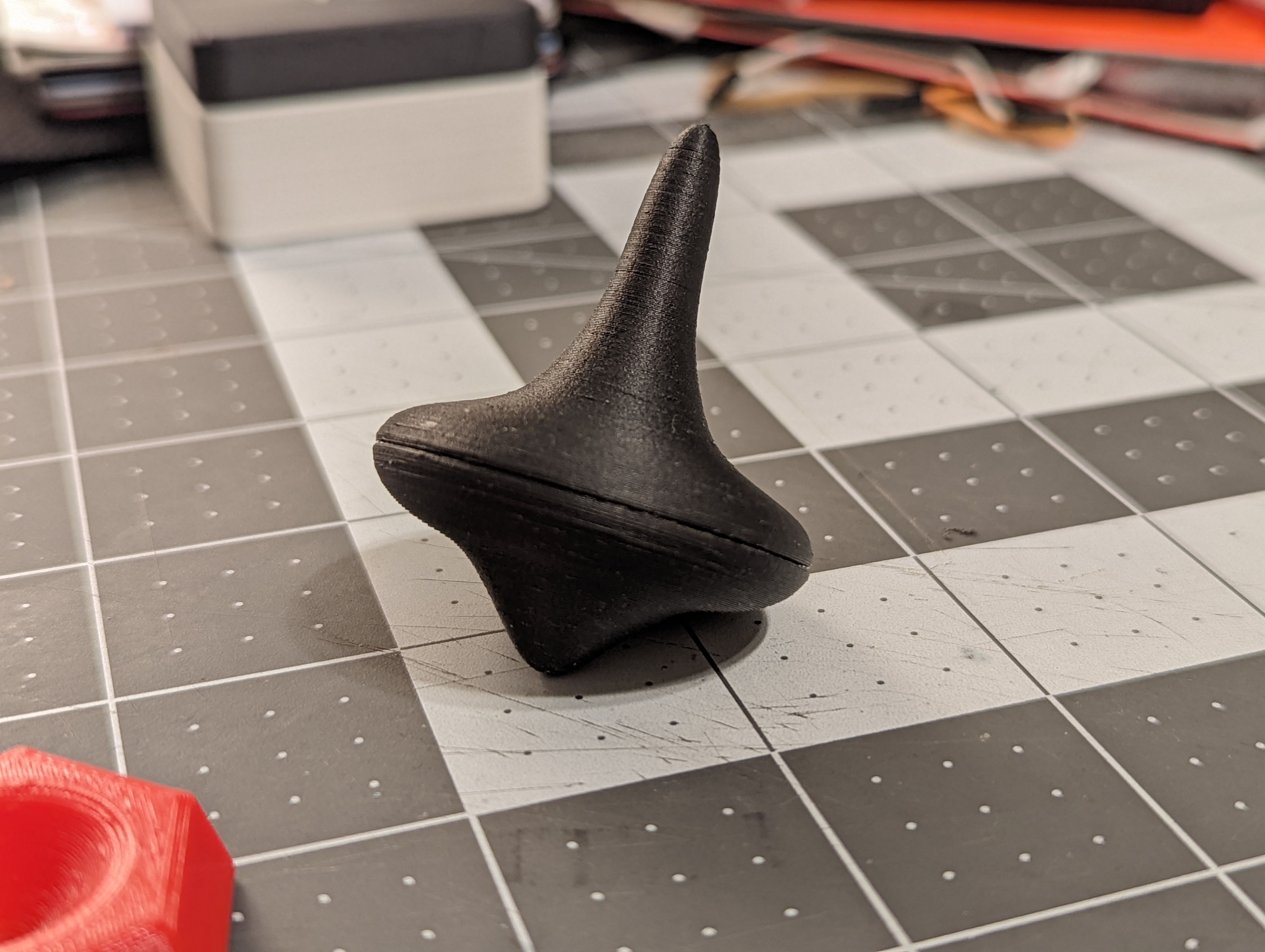 Miniatura 2 do modelo 3D Spinning Top and Stand