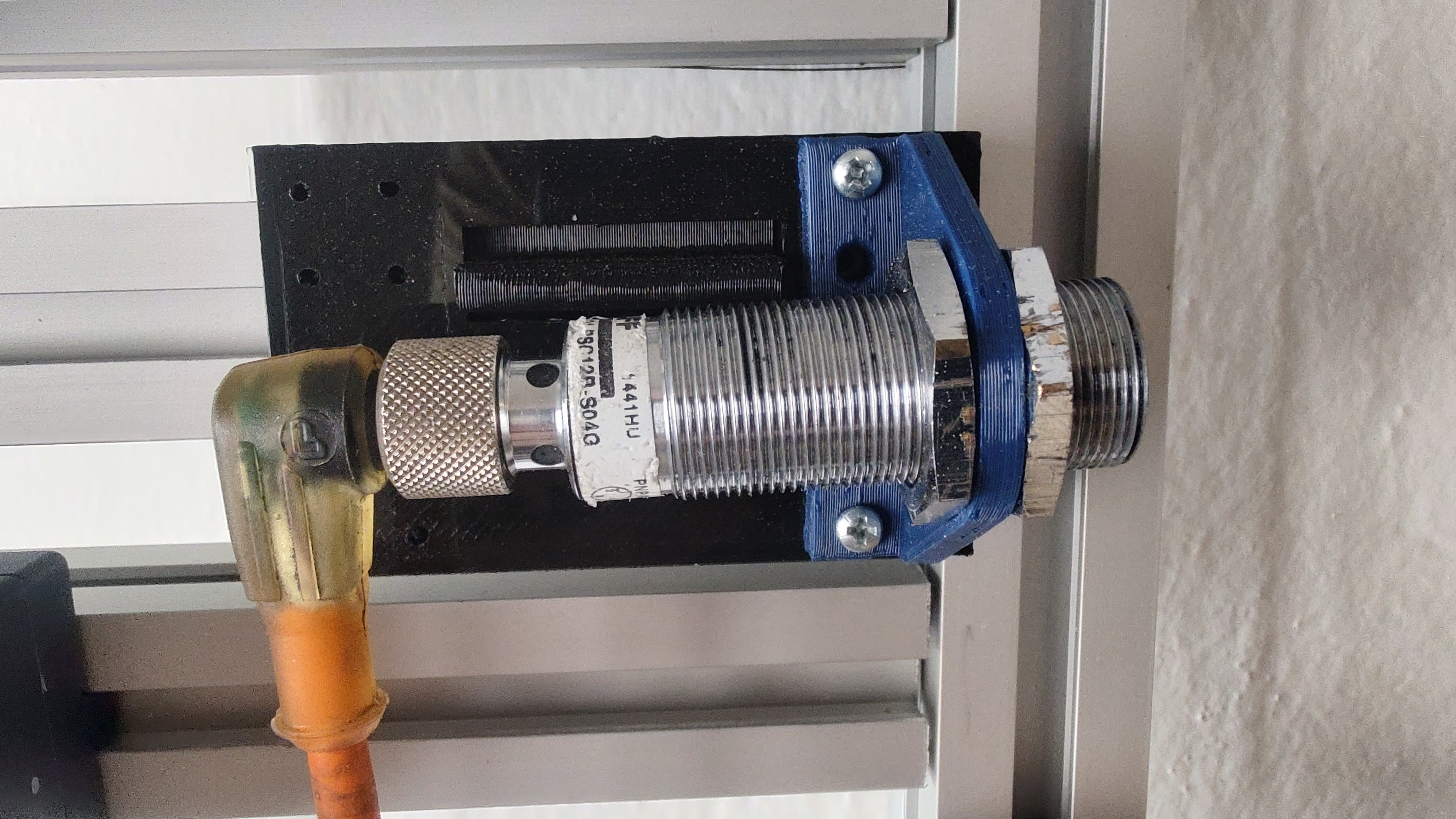 Mounting adapter for pneumatic component