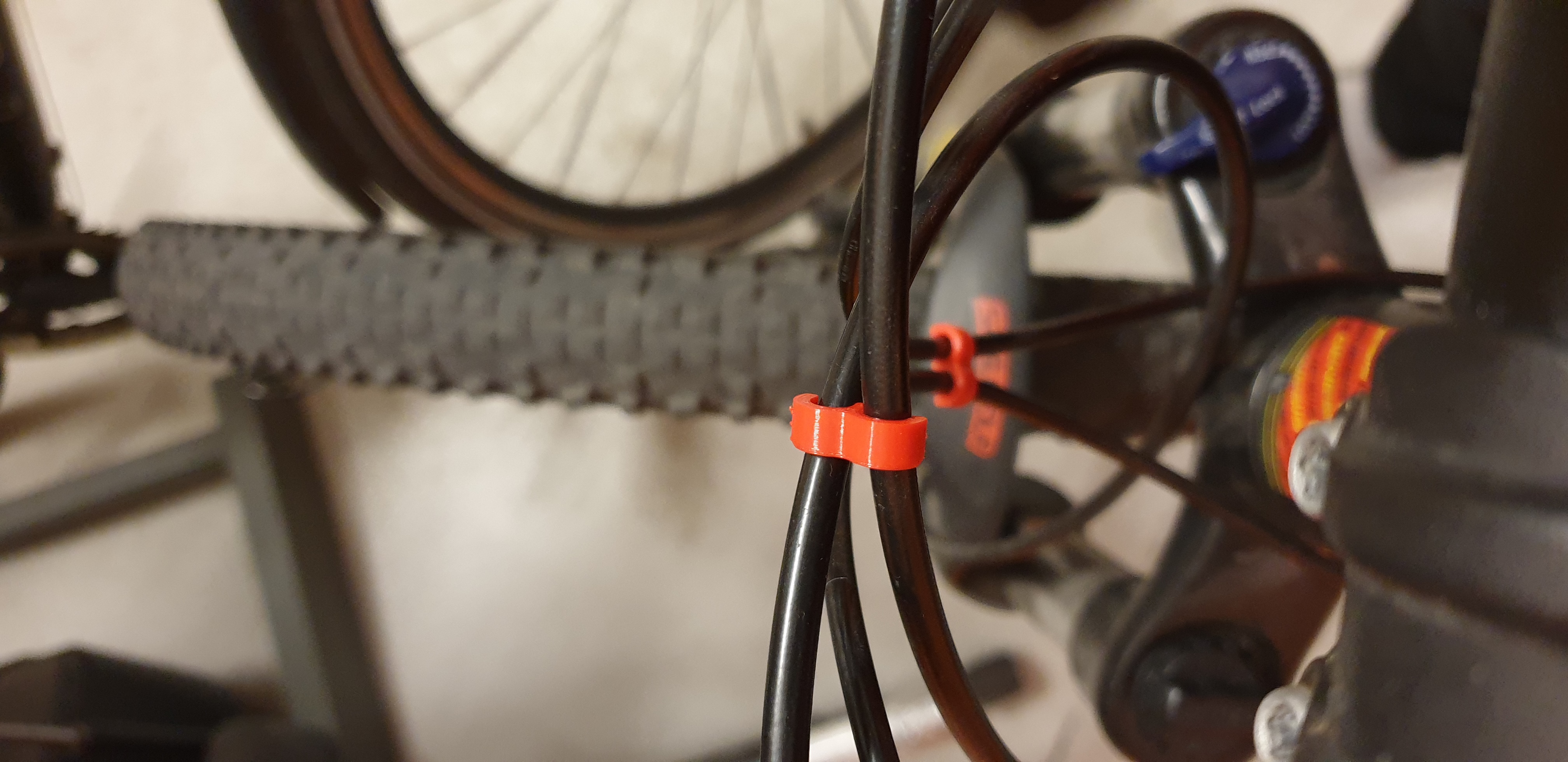 Montain bike cables clips