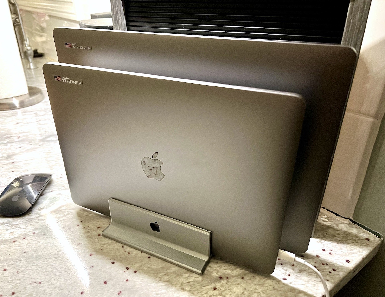 Double MacBook Pro 2020 Vertical Stand