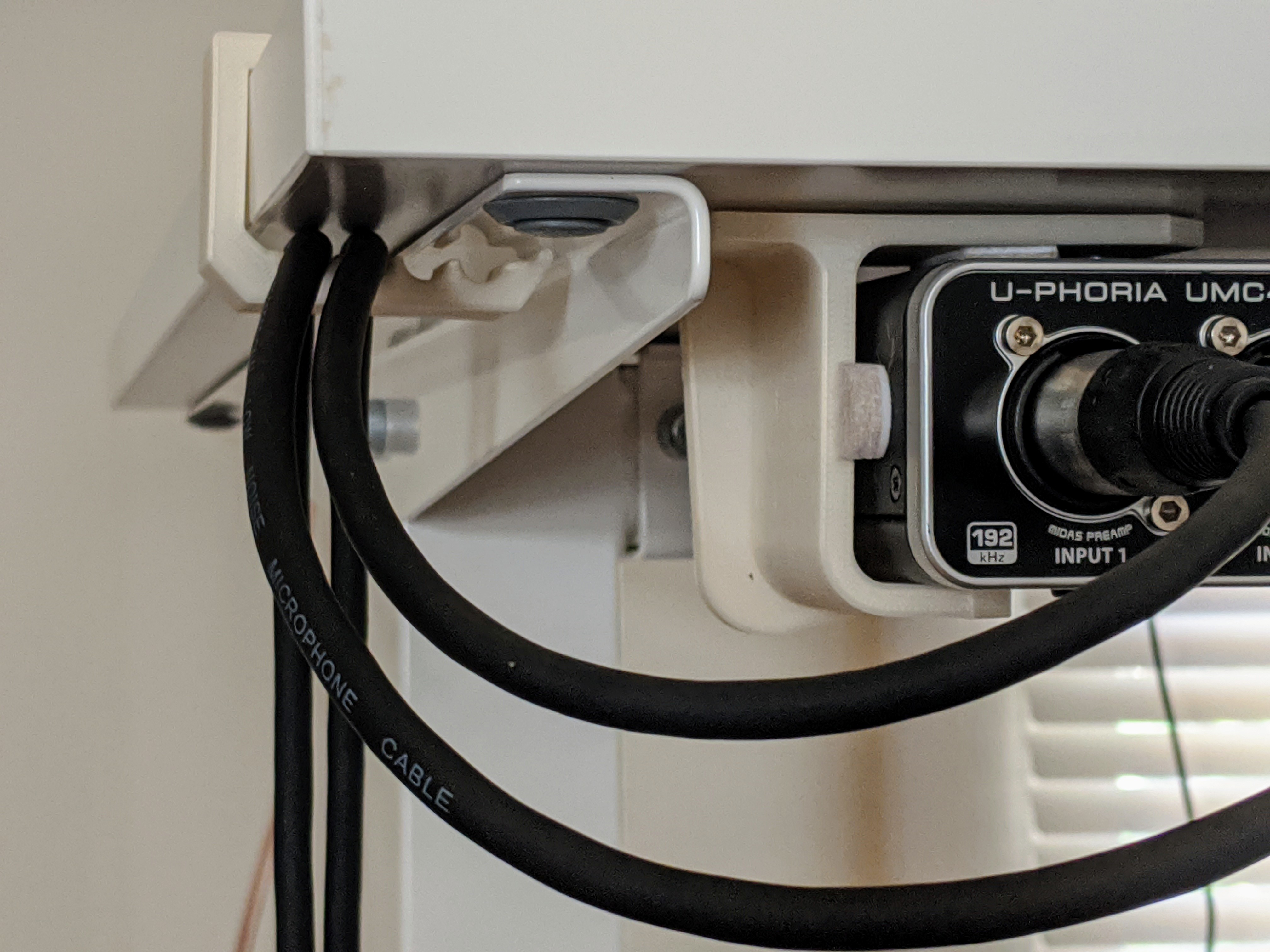 Miniatura 2 do modelo 3D Desk Cable Clamp