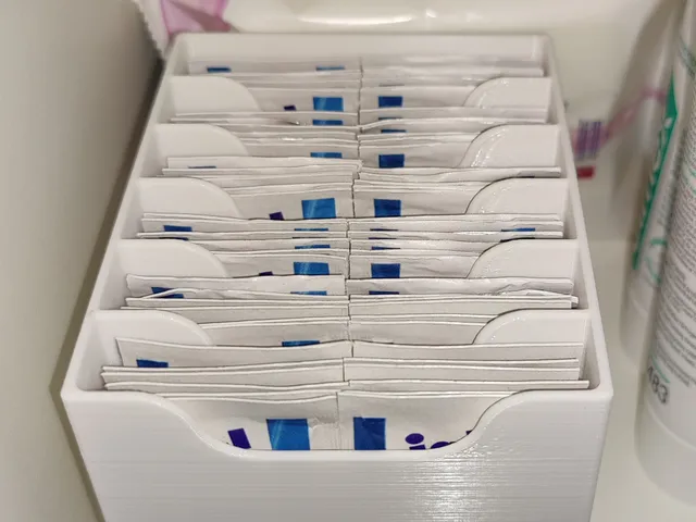 Box für feuchte Brillenputztücher/ Box for damp glasses cleaning cloths