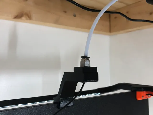 Filament guide for pneumatic fitting