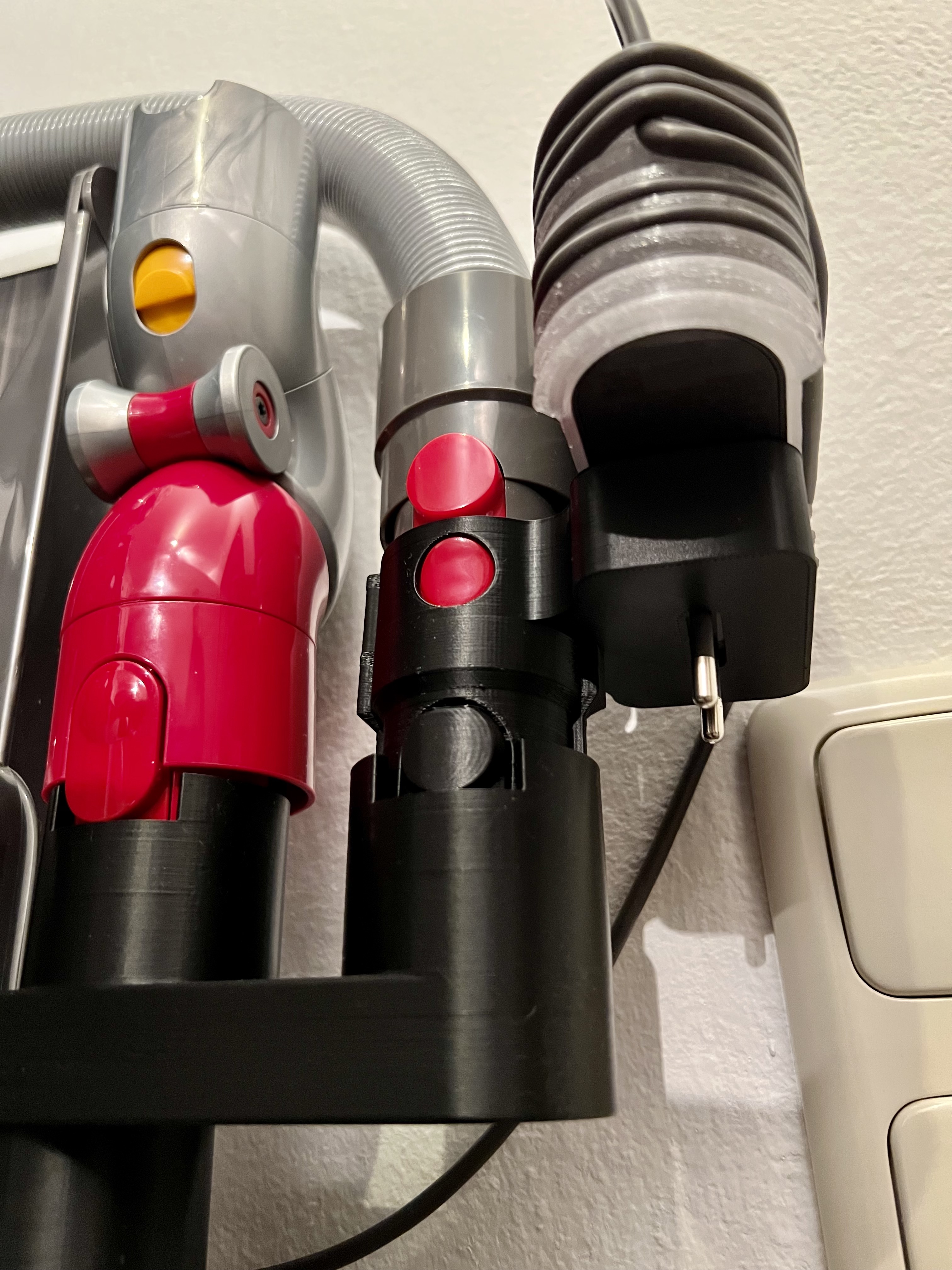 Dyson plug bracket upside down by IkarusIBK Download free STL model