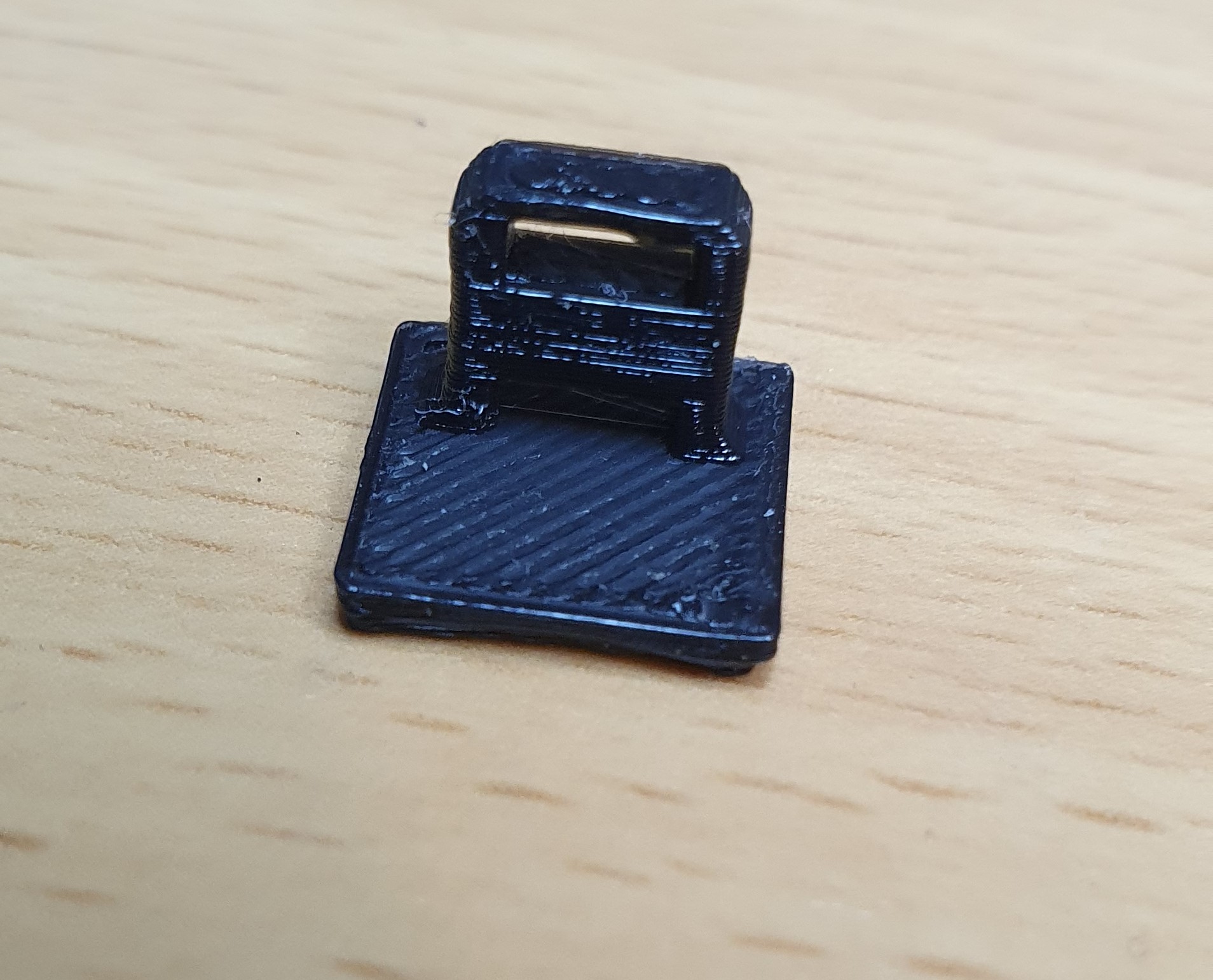 Miniatura 2 do modelo 3D Simple cable clip for cable ties