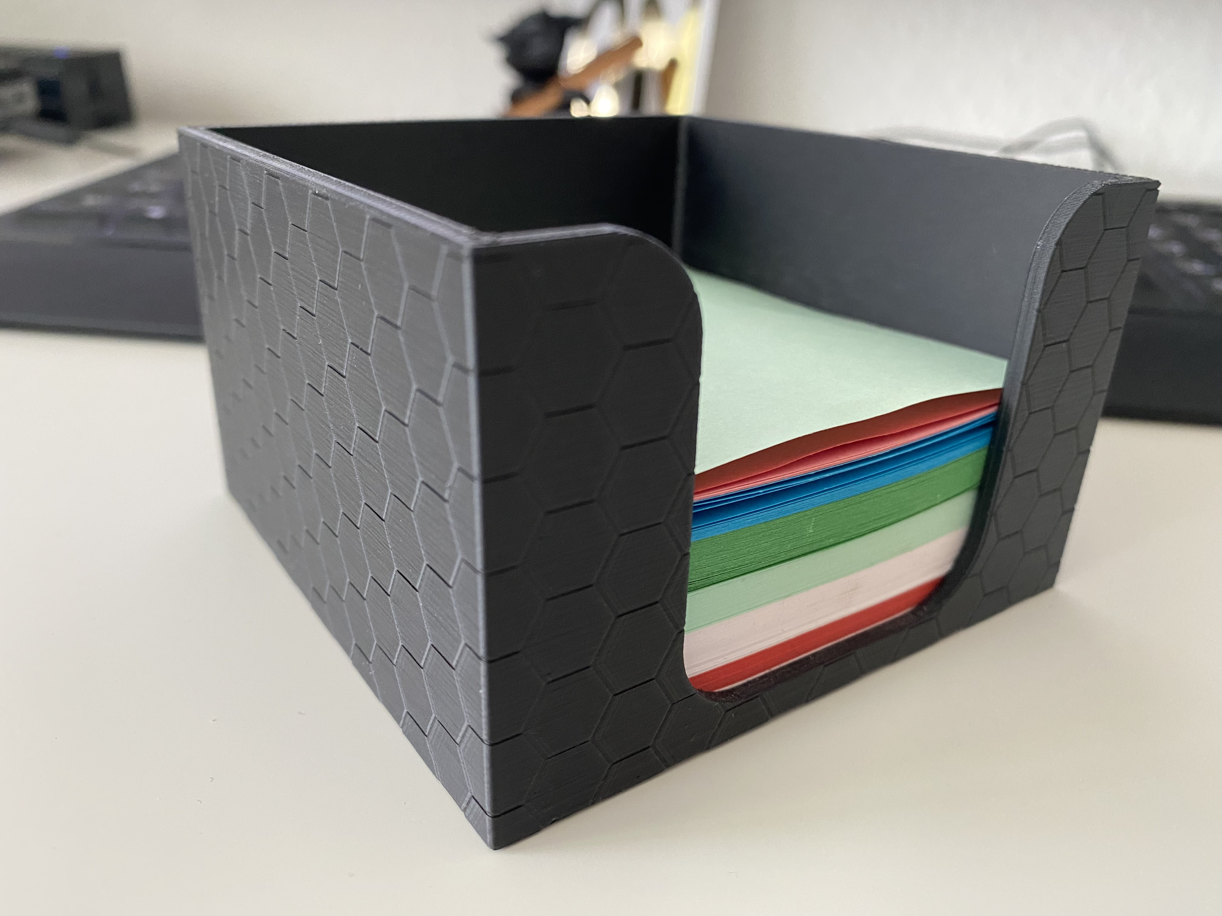 Note holder in honeycomb look