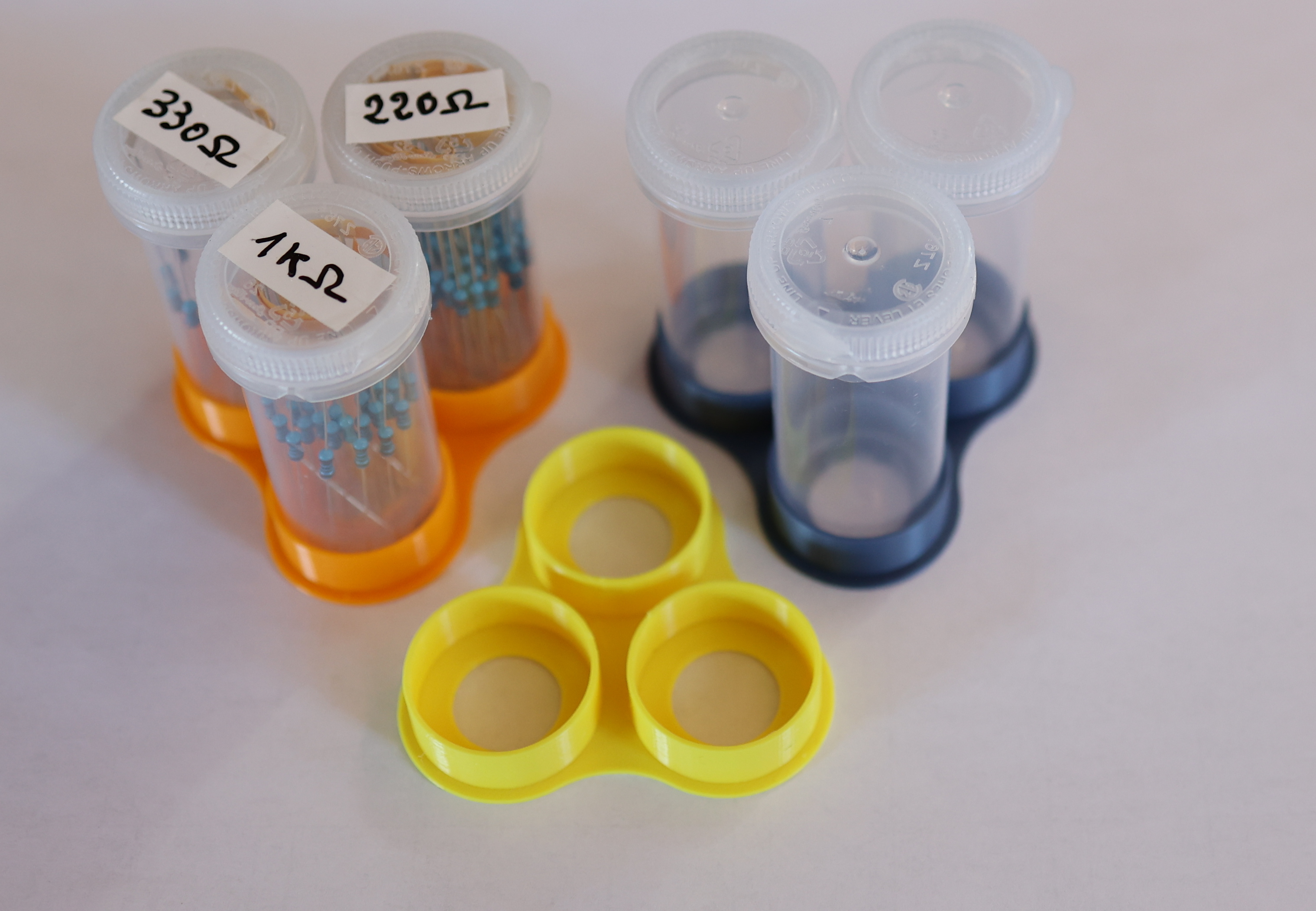 Pill box stand / Support pour pots à pilules