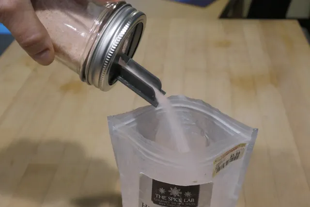 Mason jar lid for dry ingredients