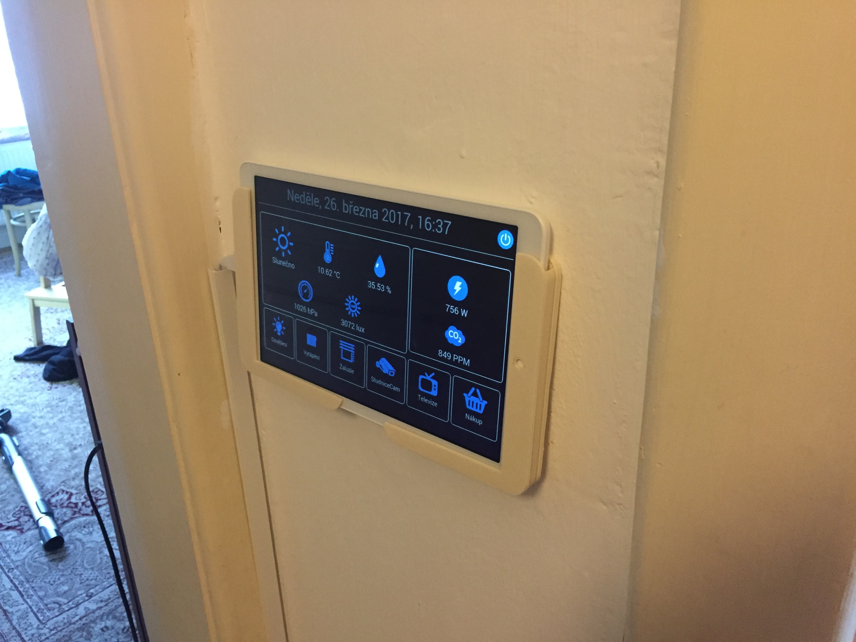 Tablet wall holder