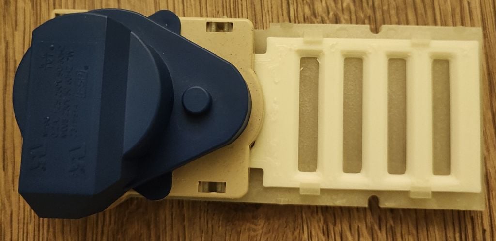 Whirlpool WSC5533 A+X Fridge Freezer Servo Flap