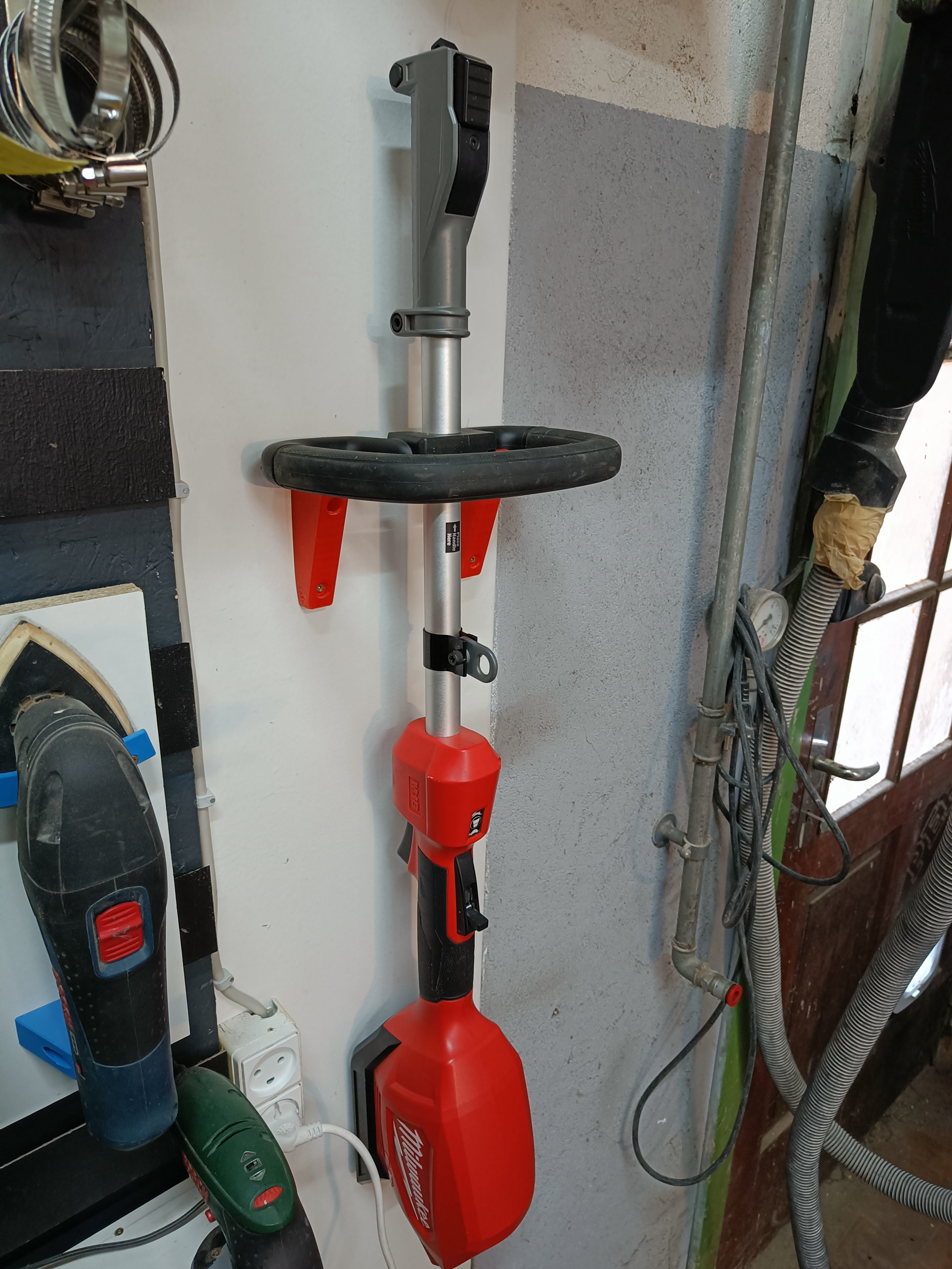 Milwaukee Grass trimmer holder