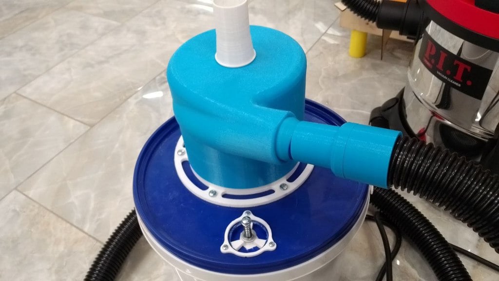 Cyclone filter low-profile mounting flanges