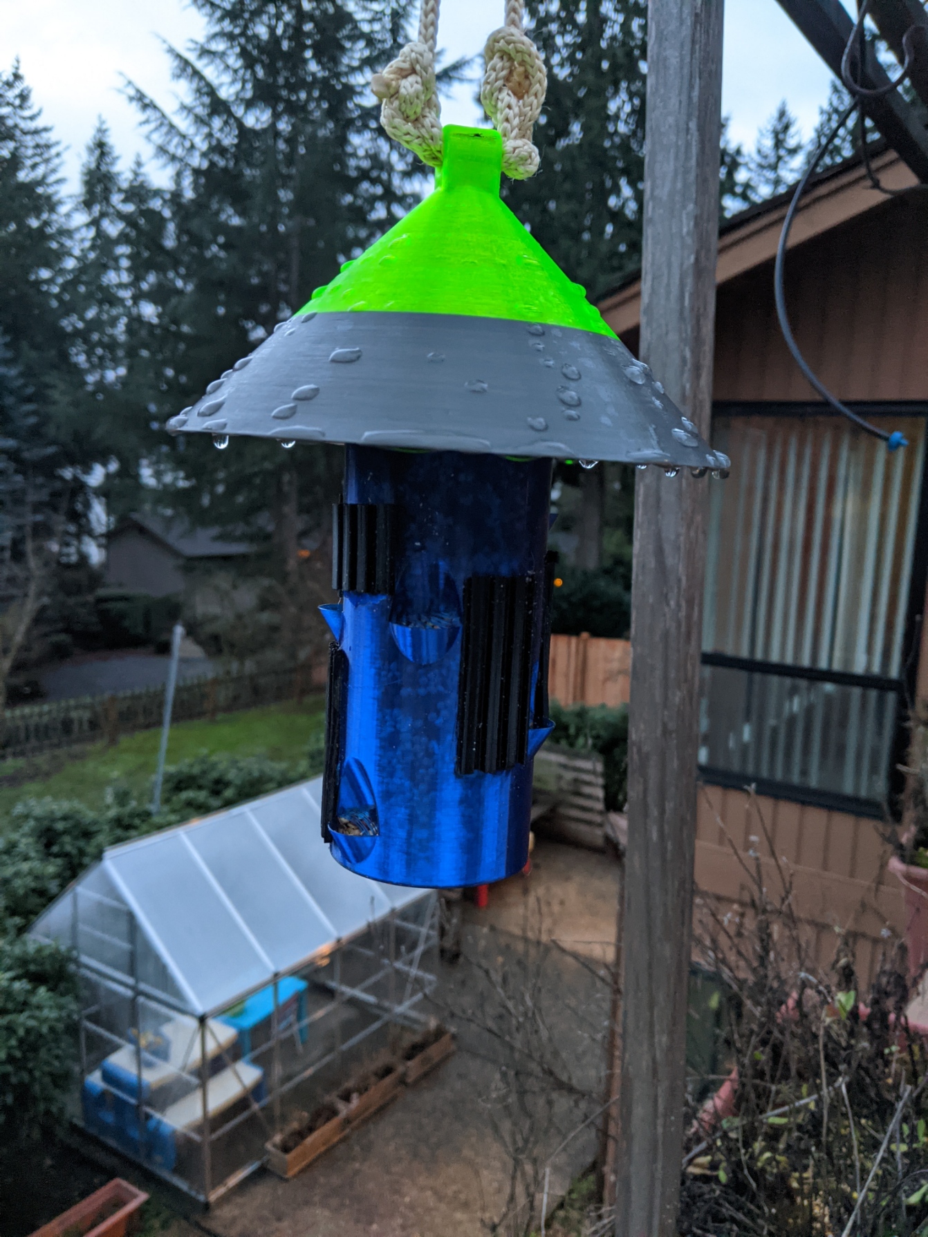 Vase mode body for small bird feeder