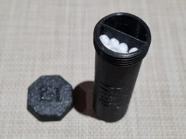 Cotton bud container with screw lid