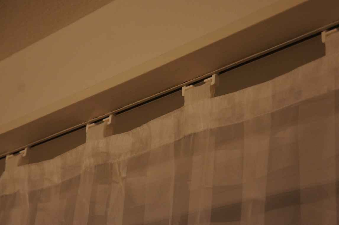 Curtain glider for loop curtain