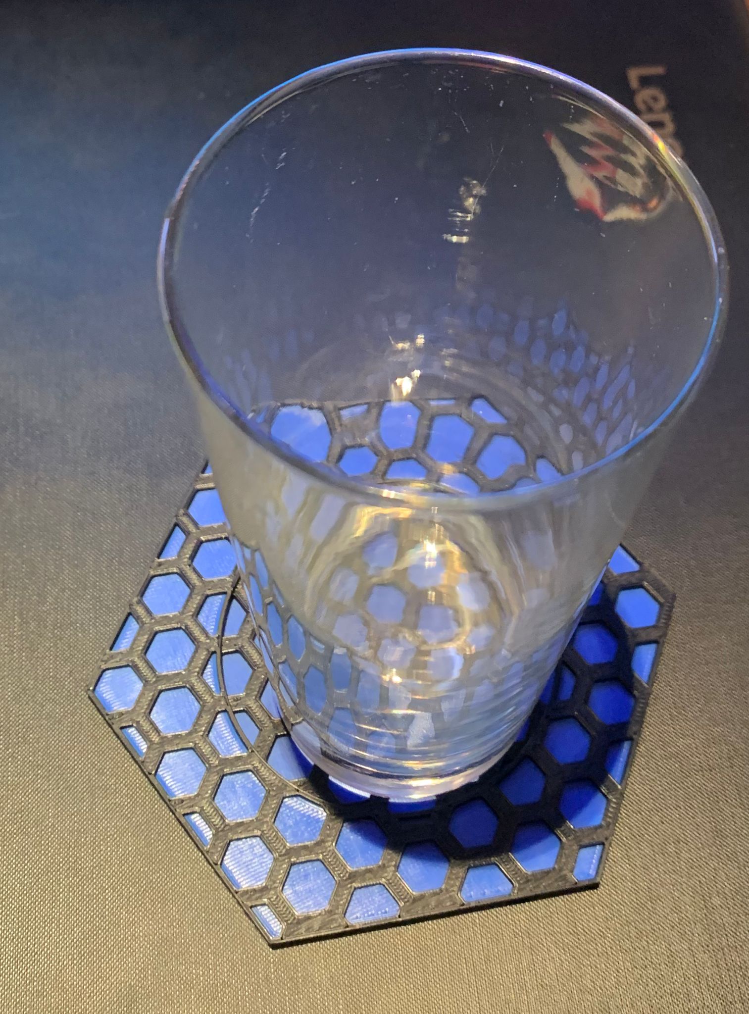 Miniatura 2 do modelo 3D Multimaterial hexagonal Cup Coaster
