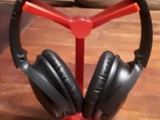 Headphone stand (Bose QuietComfort 35)