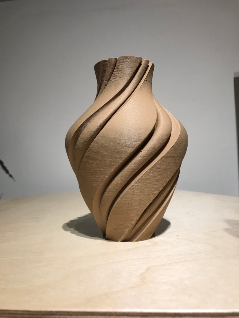 Vase with groves