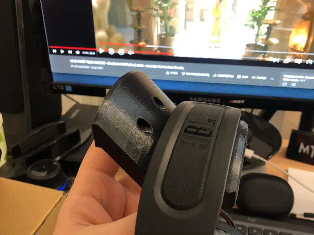 Wall holder for wider headphones