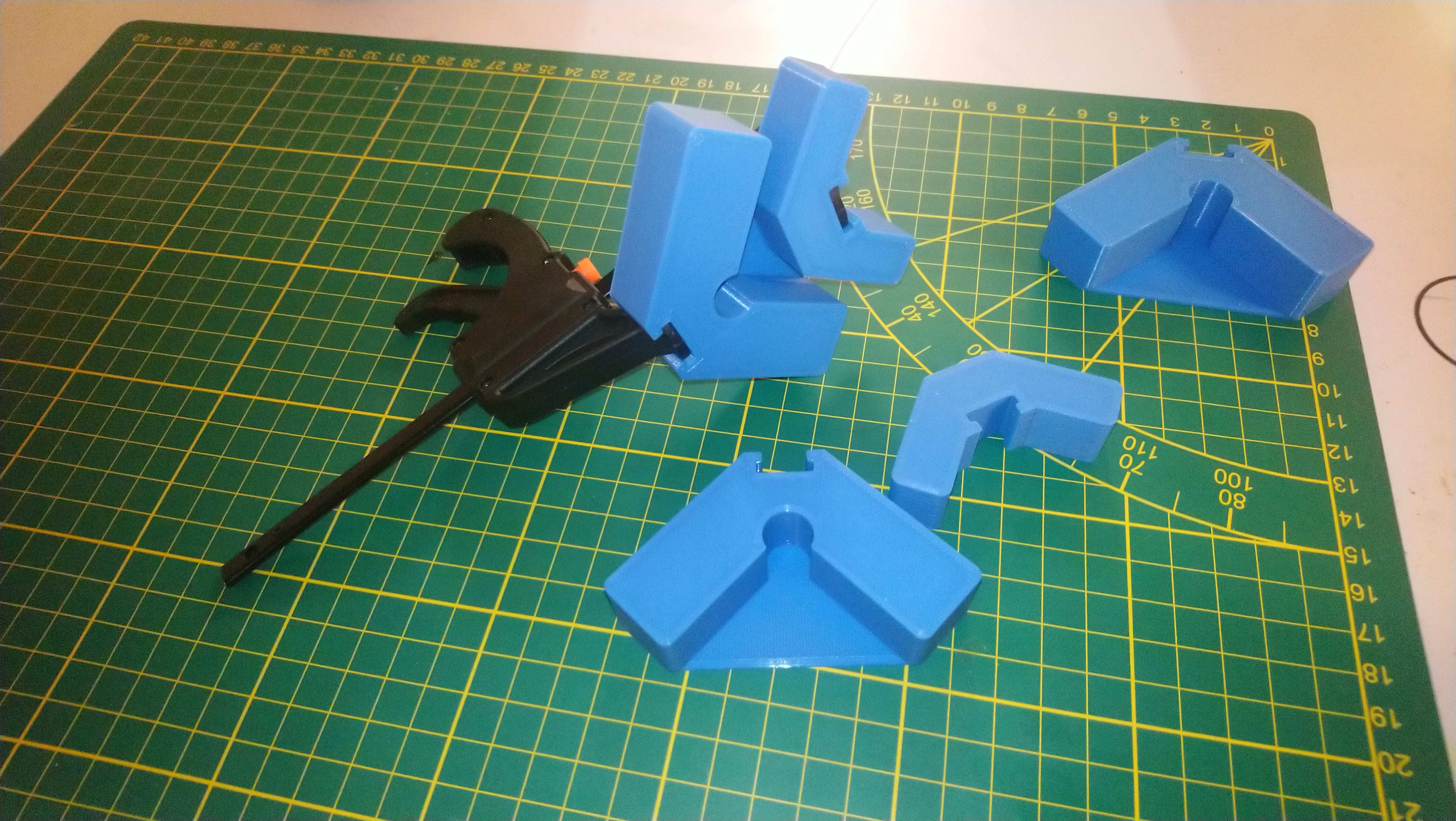 Miniatura 2 do modelo 3D corner clamp adapter