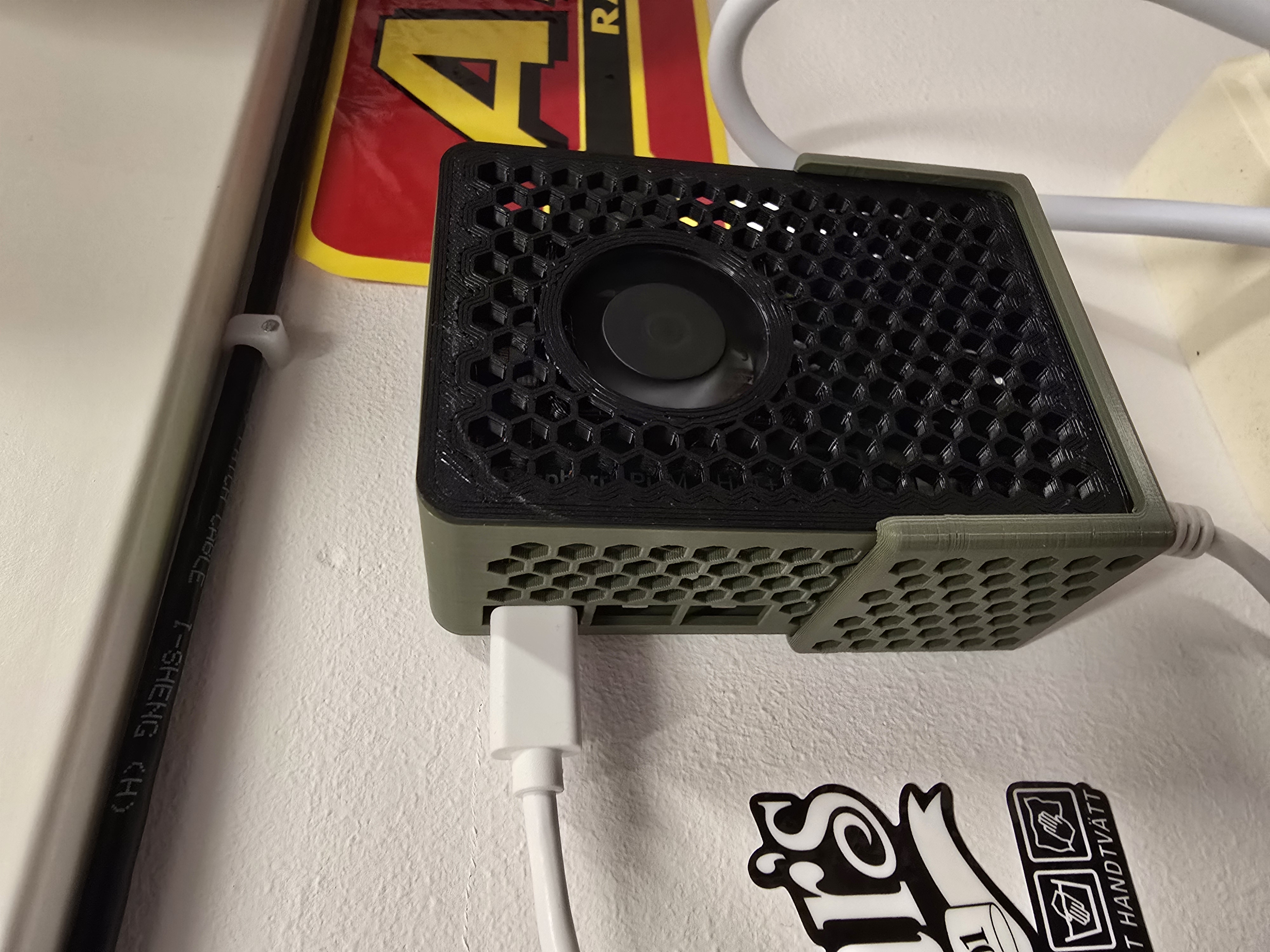 Case with wall mount for Raspberry pi 5 with fan support and official NVME HAT with SSD