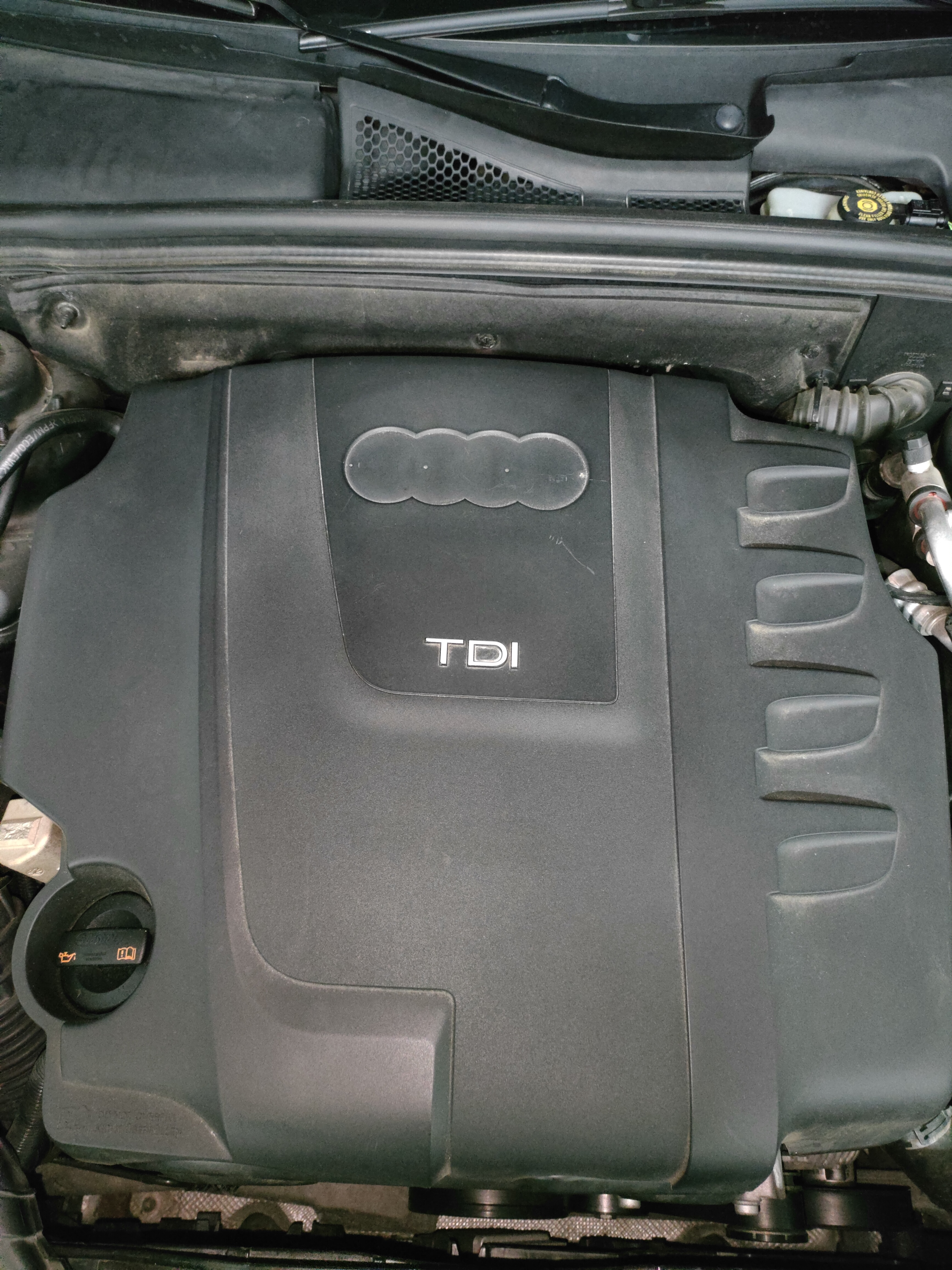 Audi A4 B8 engine cover emblem — thumbnail 3
