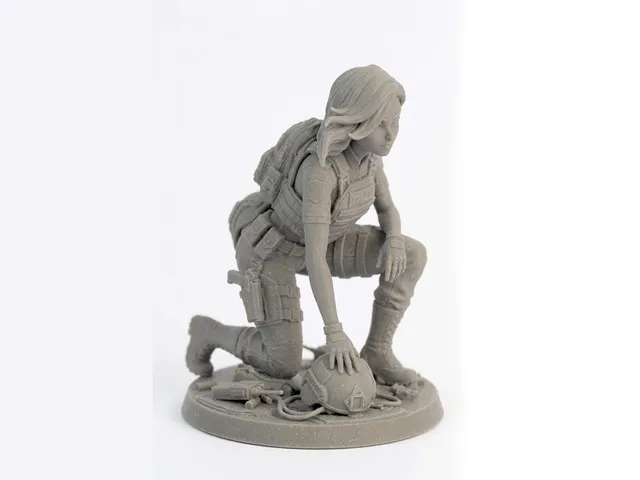 Tactical Operator: Kneeling Female Soldier