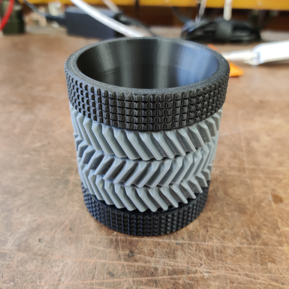 Pen holder with gears