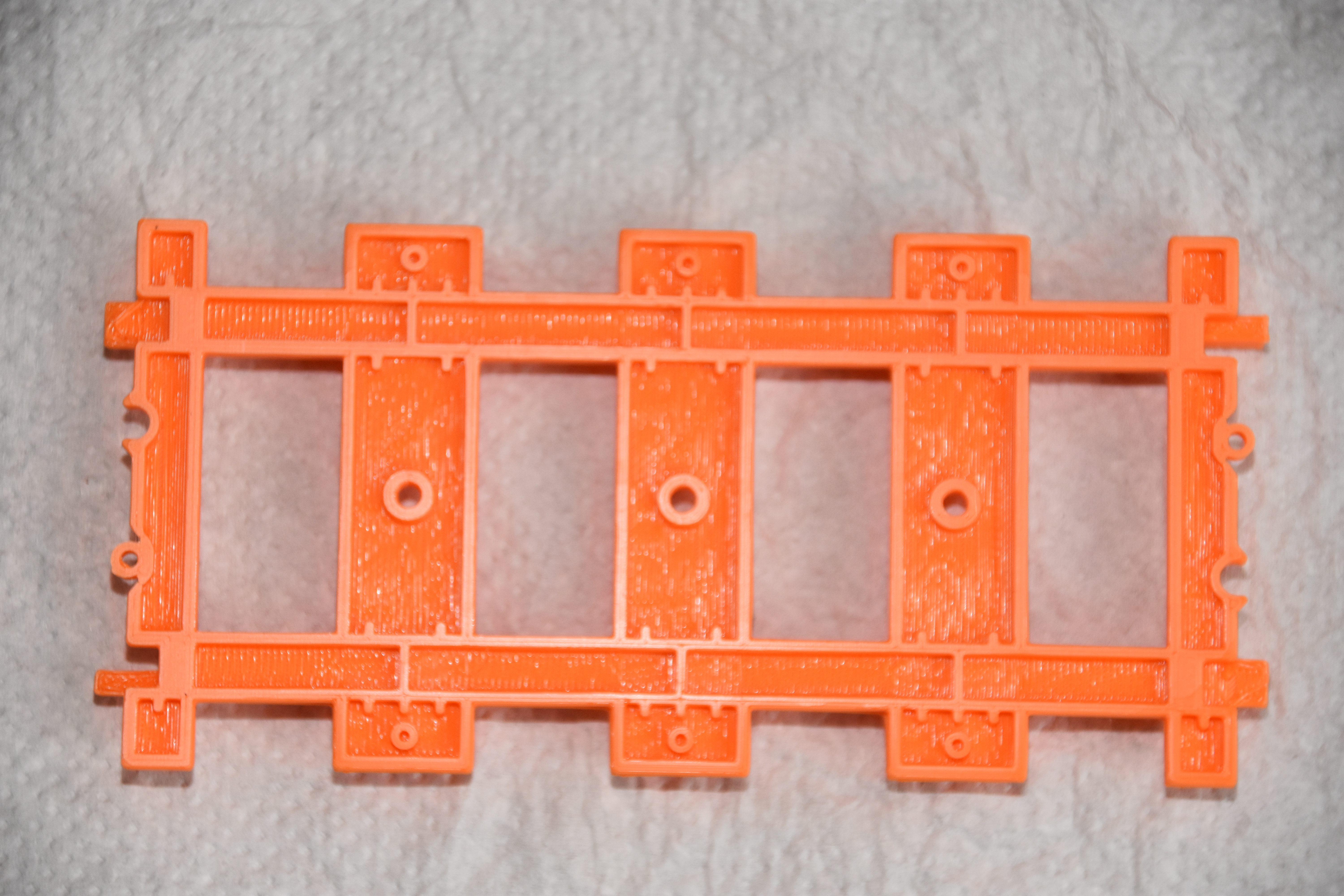 Rail train Lego optimisé pour connexion par dessous (utilisation de poteaux)