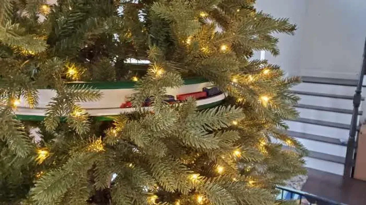 Z scale cheap christmas train