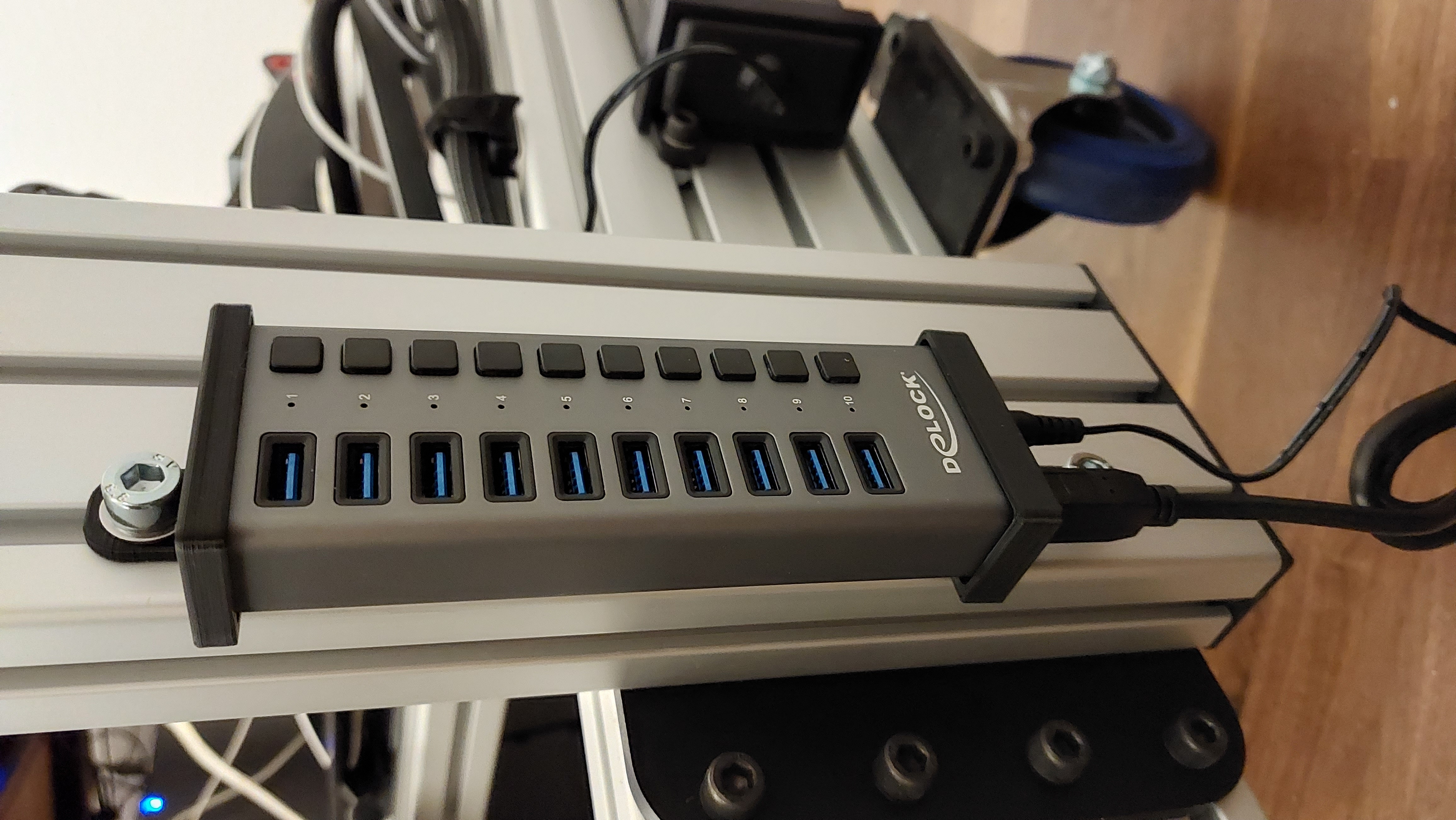 Delock usb hub holder