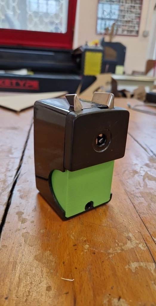 Hand-cranked pencil sharpener - repair // Boite taille crayon à manivelle