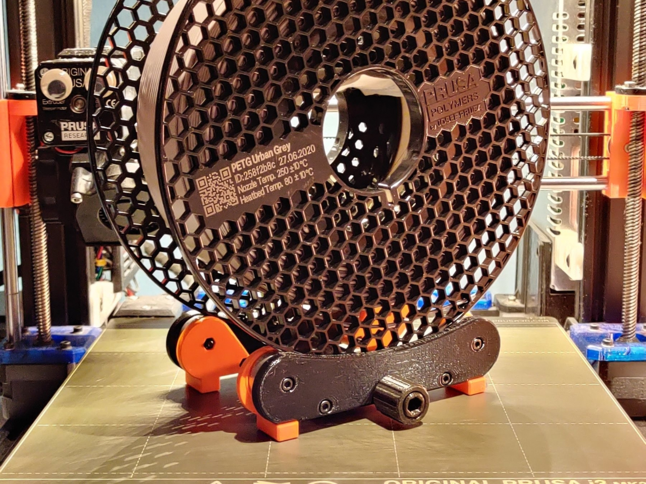 Spool holder width adjustable
