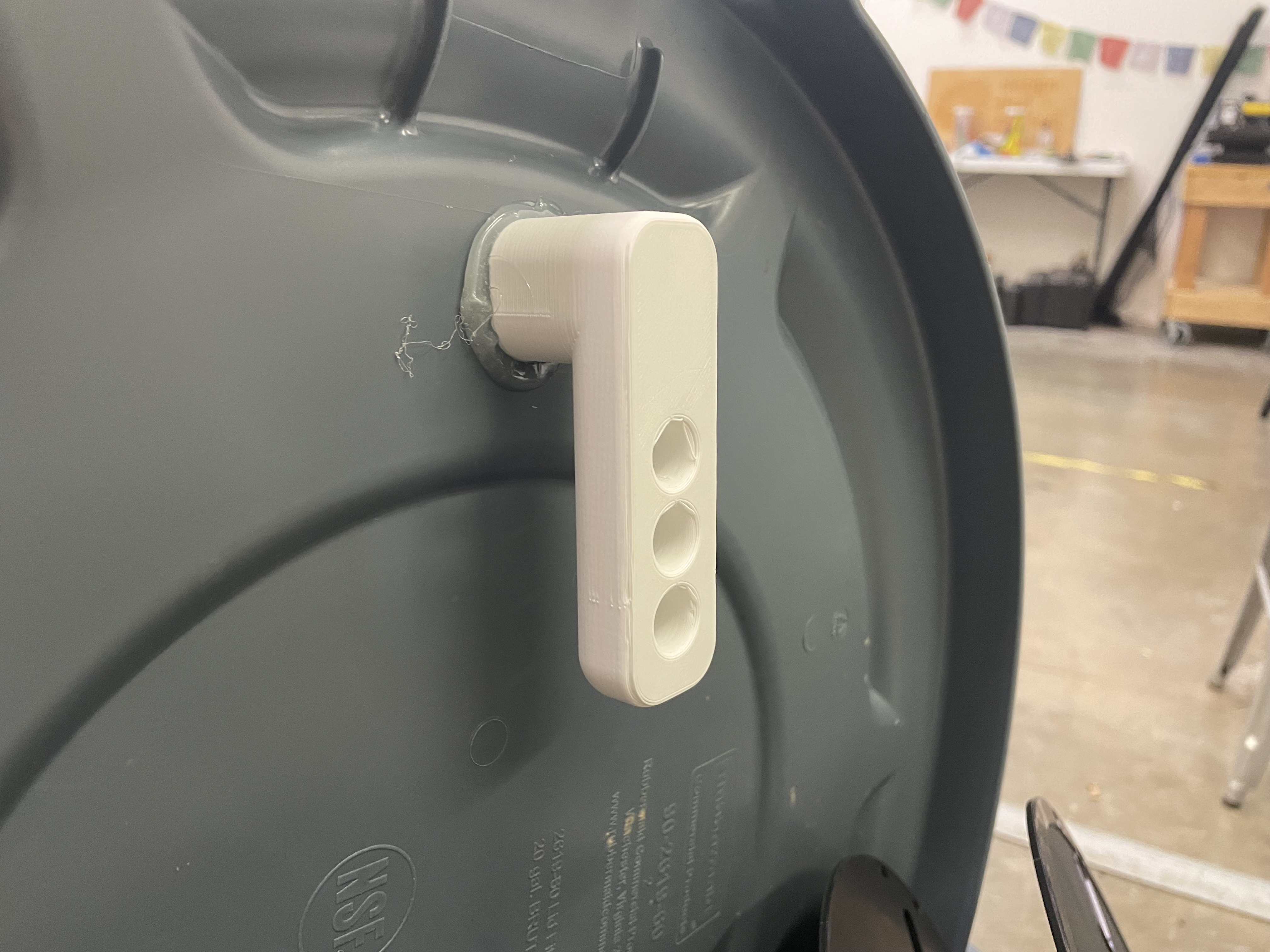 Garbage Can Lid Hook — miniatura 2