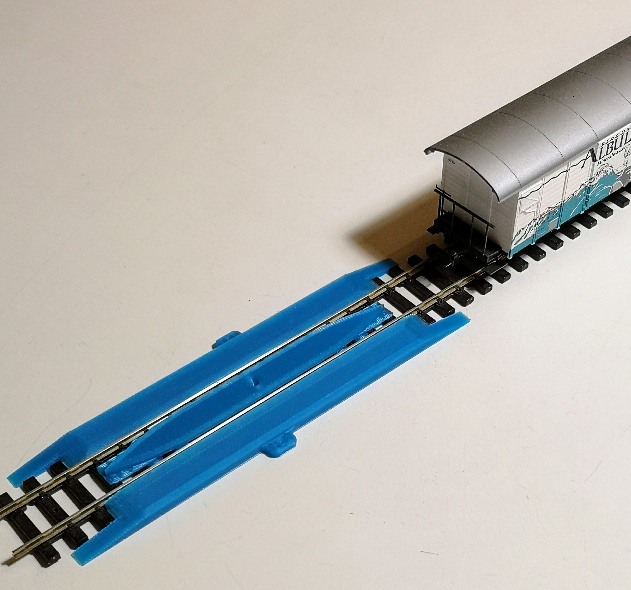 Rerailer for Peco H0m Model Railroad Track