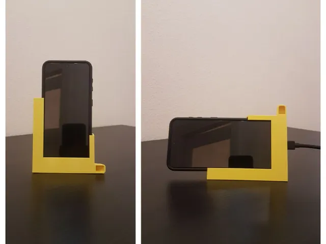 Smartphone stand with passive amplifier for Samsung Galaxy S21/S21 FE