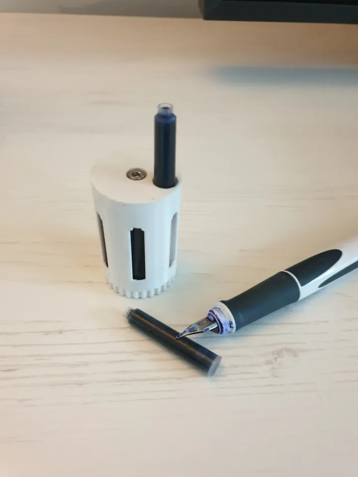 Fountain pen cartridge dispenser Revolver drum-like storage