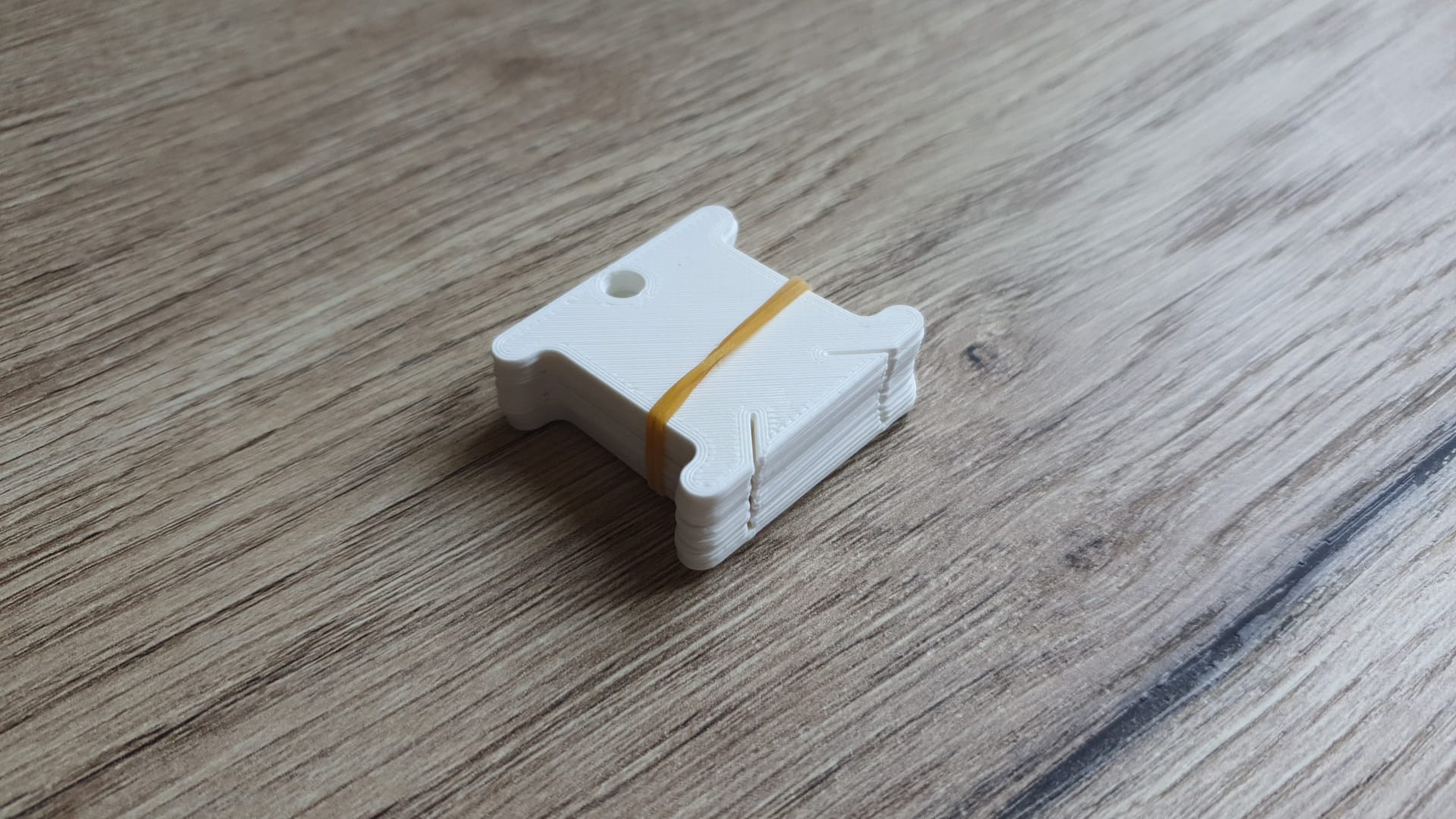 Miniatura 2 do modelo 3D Embroidery thread holder