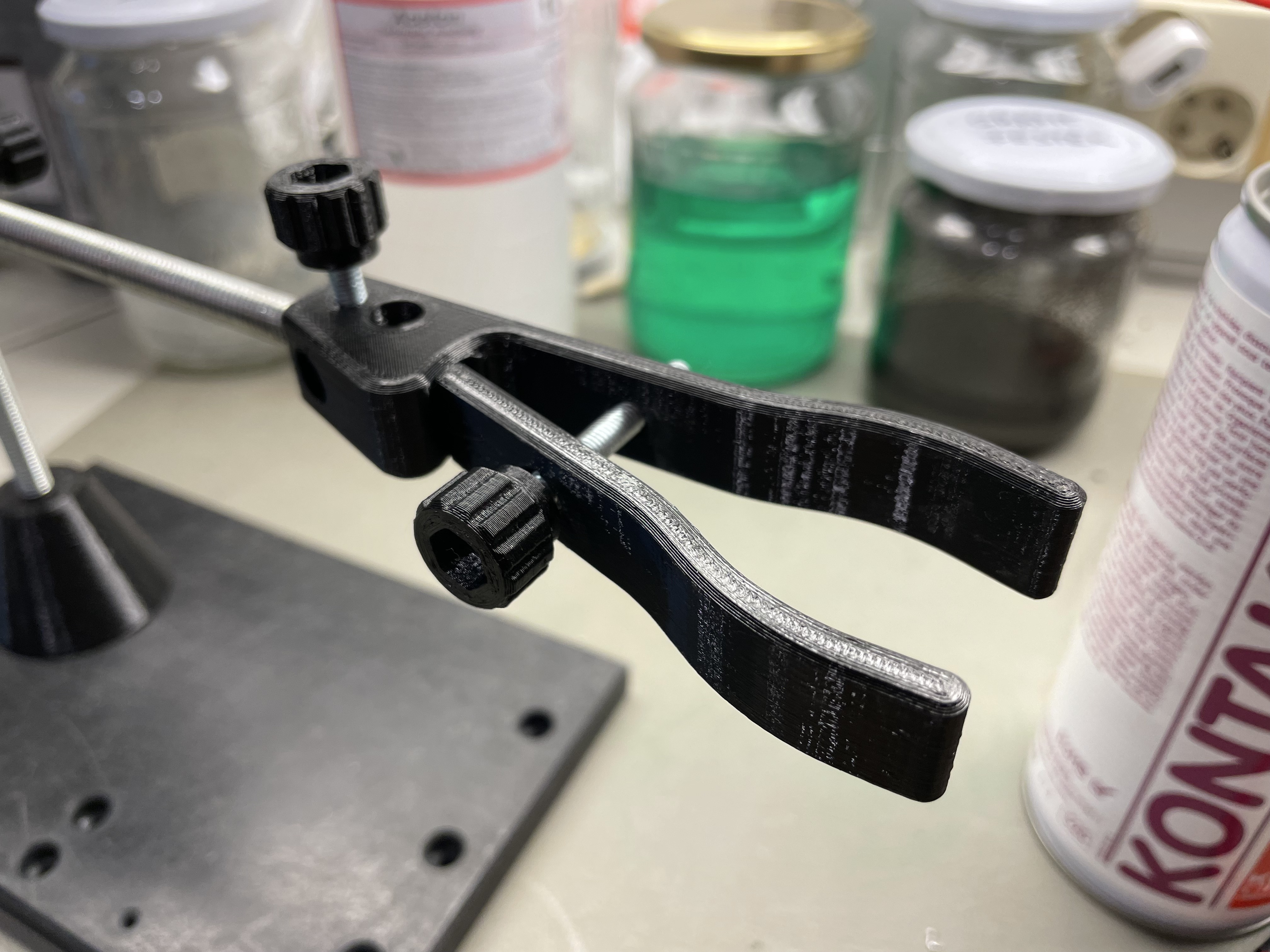 Miniatura 4 do modelo 3D Adjustable Lab Stand with Clamp