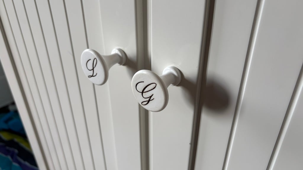 Cabinet handle with letters