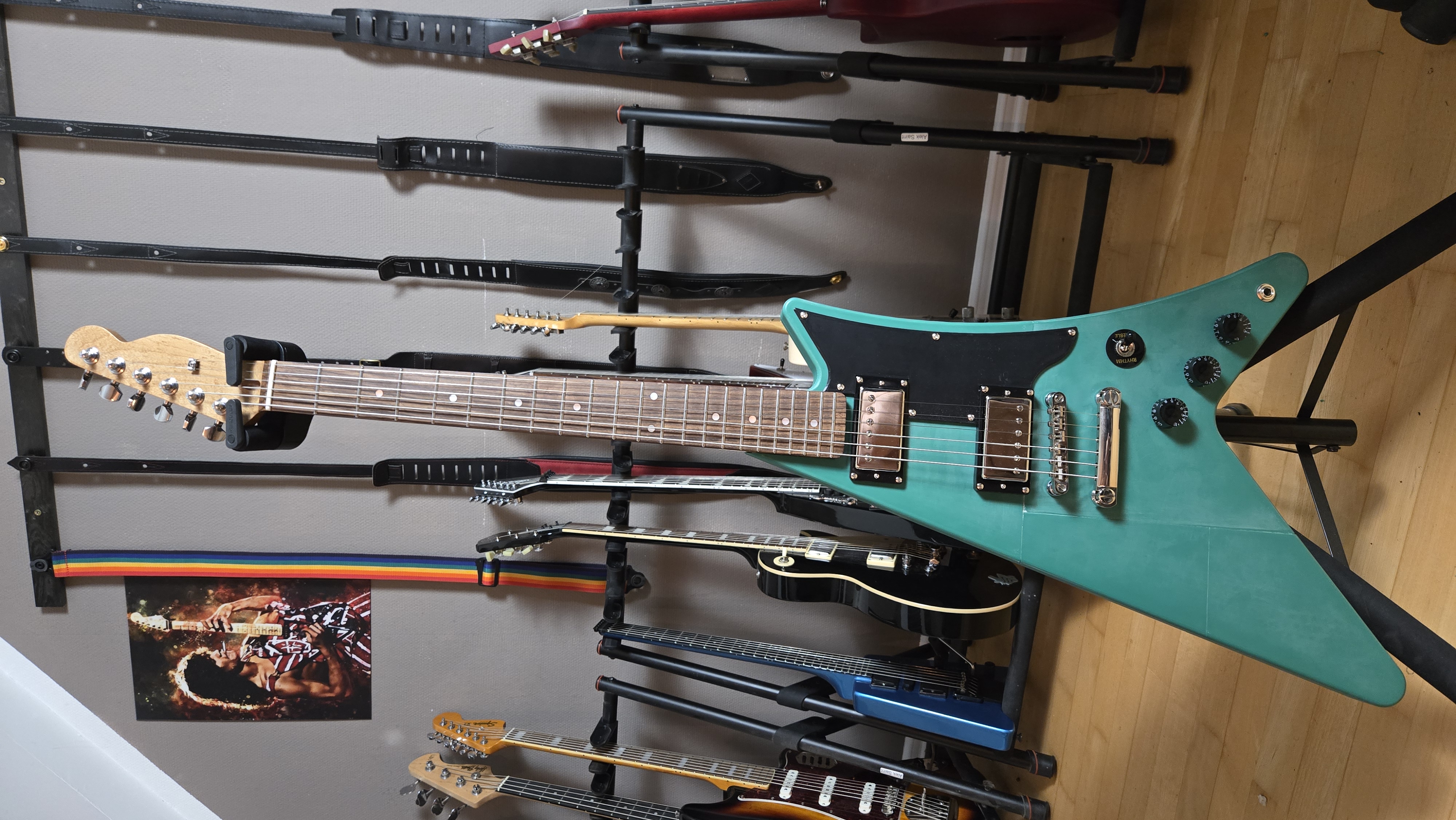 Moderne Guitar Body