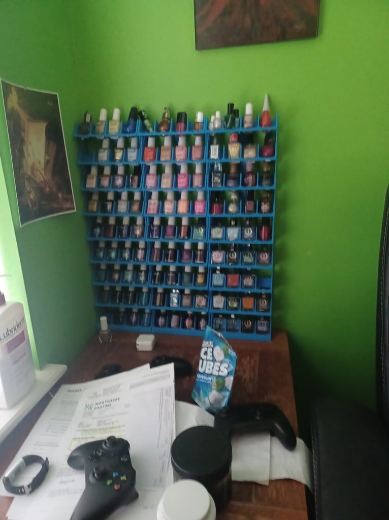 Expandable nail polish holder