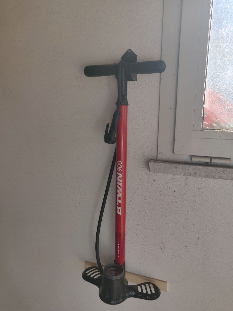 Bike pump wall mount
