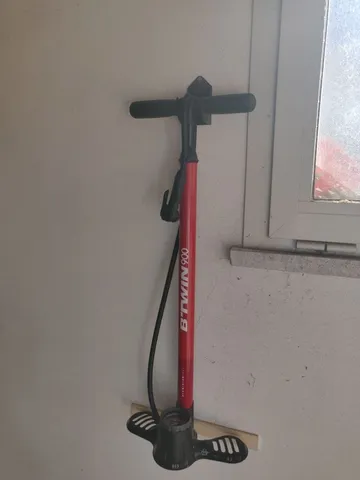 Bike pump wall mount