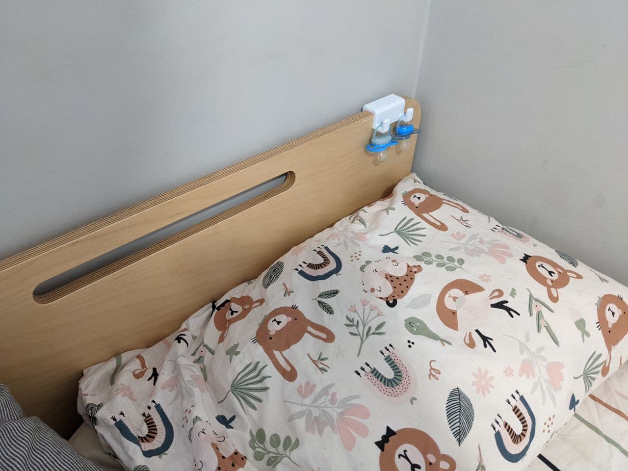 Miniatura 4 do modelo 3D Bed Pacifier Holder